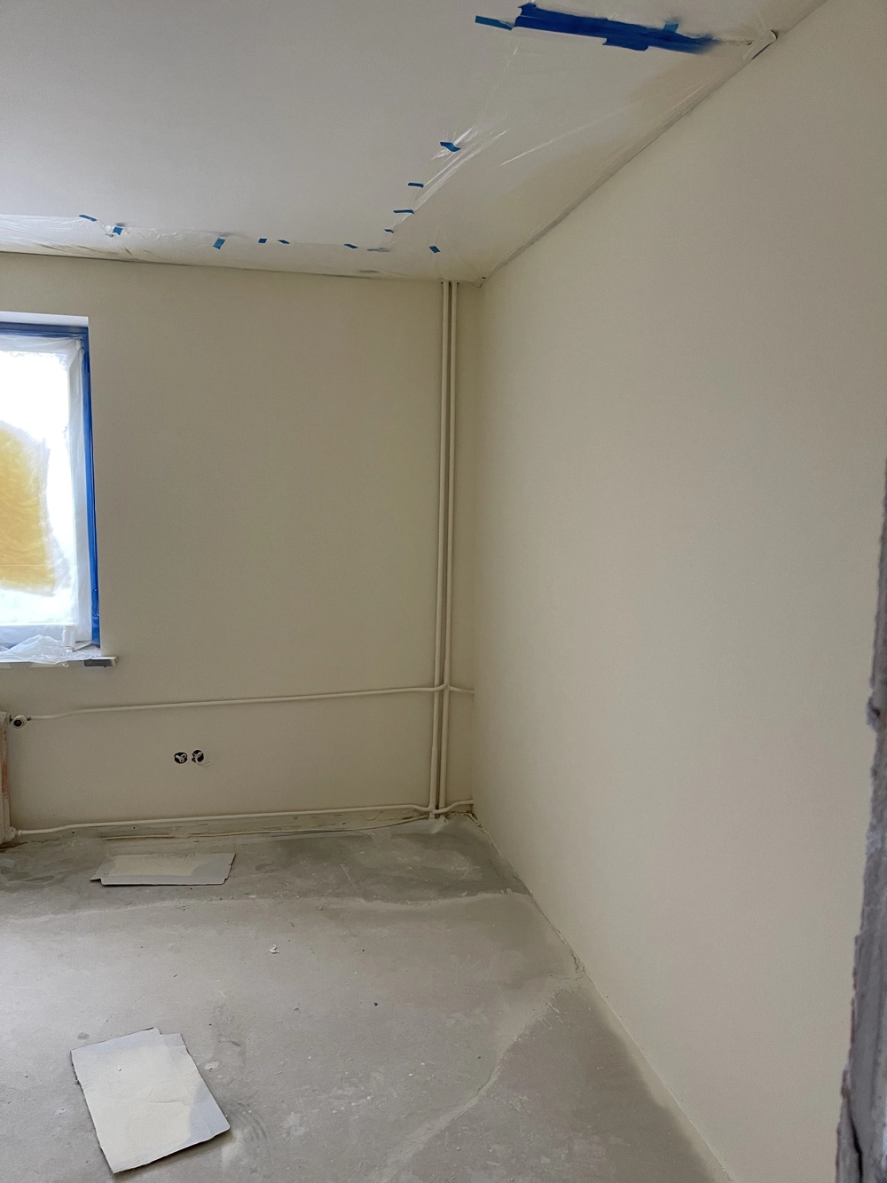 Unfertiger Innenraum mit frisch gespachtelten Wänden und Decke Spachtelarbeiten