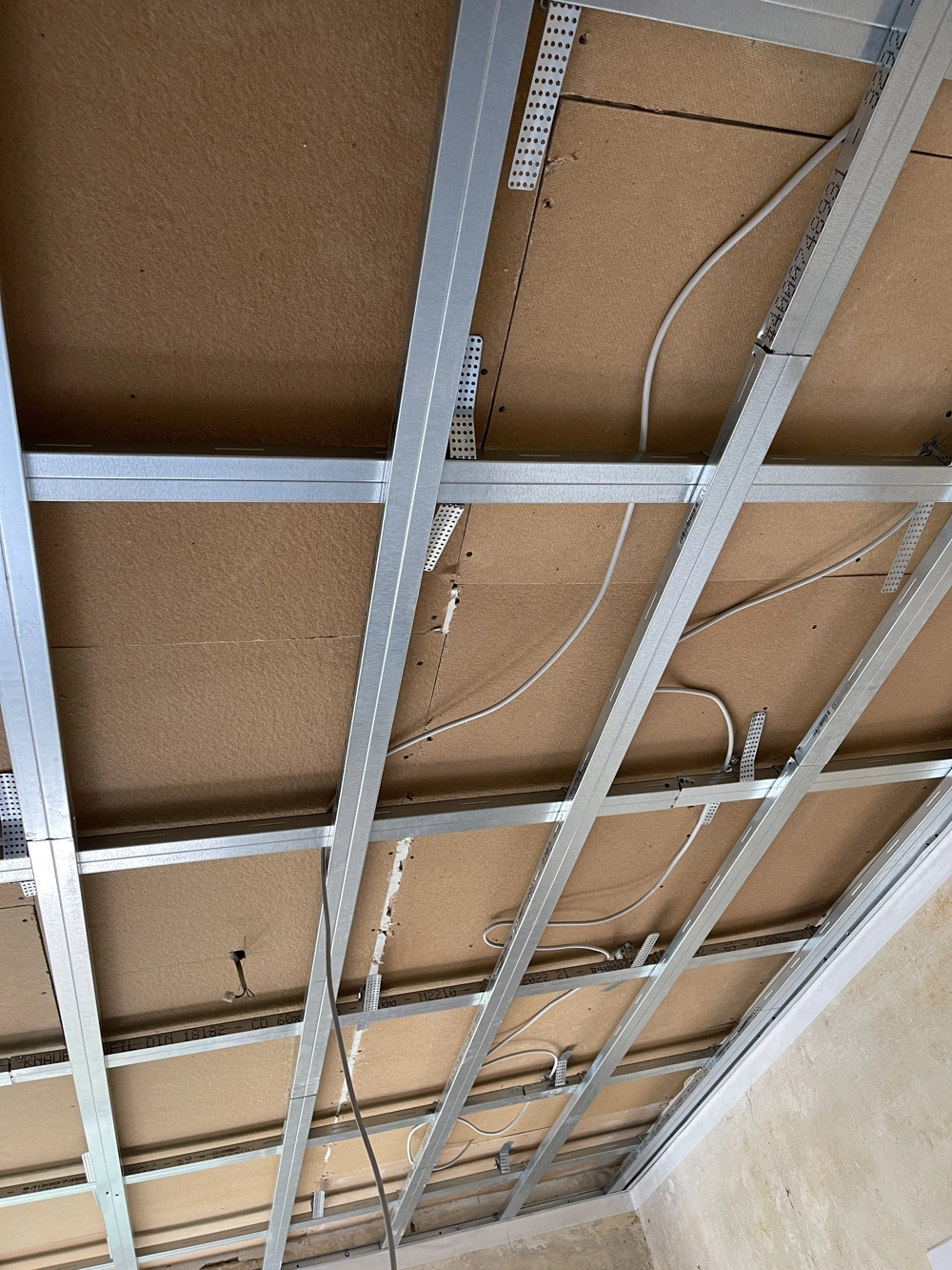 Metallunterkonstruktion für Abgehängte Decken mit Installationskabeln und Gipskartonplatten