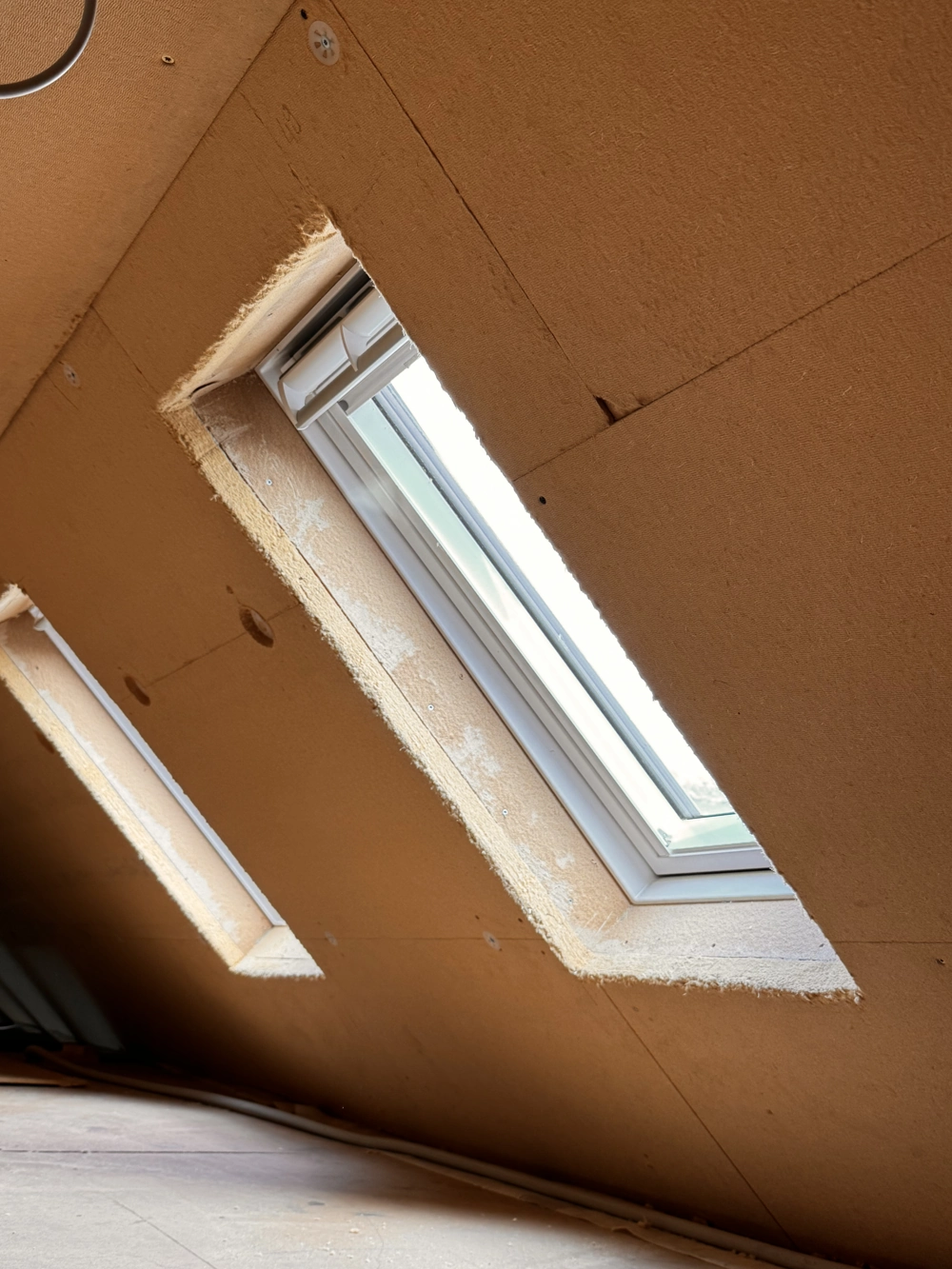 Fenstermontage zweier Dachfenster in geneigter Trockenbauwand eines ausgebauten Dachgeschosses