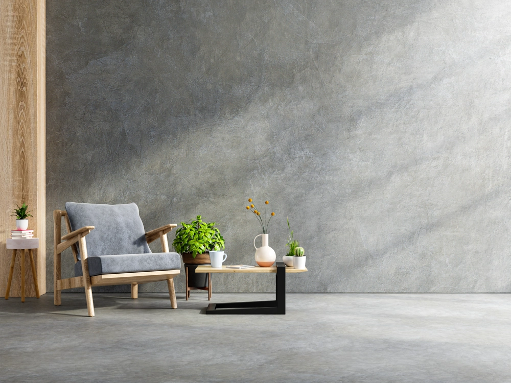 Minimalistischer Wohnbereich mit Sichtbeton-Optik-Wand, Holzsessel, Beistelltisch und Dekopflanzen