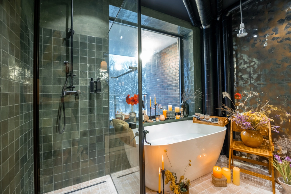 Modernes Badezimmer mit freistehender Badewanne, Glasdusche und stimmungsvoller Beleuchtung – Beispiel für Badsanierung