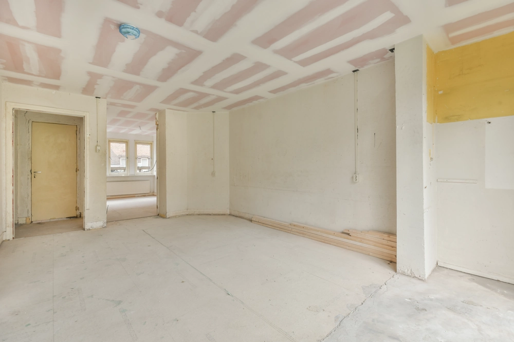 Rohbau-Innenraum mit Trockenbauwänden und gespachtelter Decke