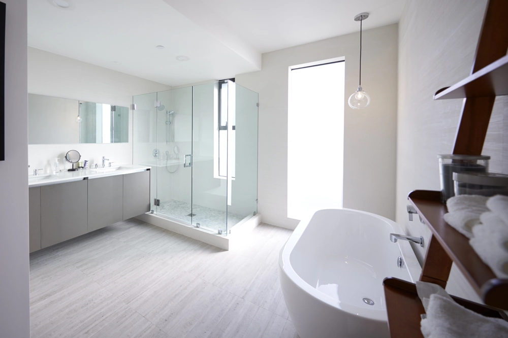 Modernes weißes Badezimmer mit freistehender Badewanne, Glasdusche und Doppelwaschtisch Badsanierung