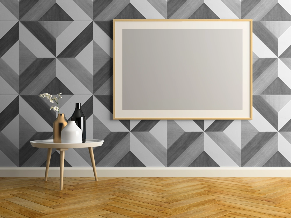Dekorative Wandpaneele mit grau-weißen geometrischen Platten, Parkettboden und Beistelltisch mit Vasen