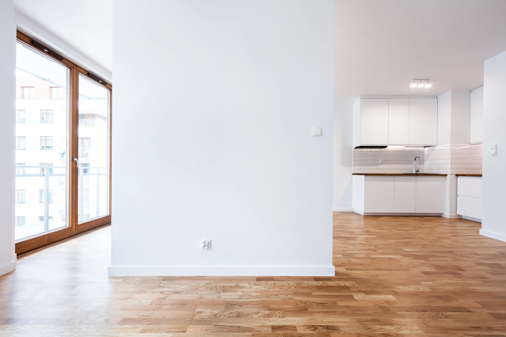 Helle, frisch renovierte Wohnung mit verlegtem Parkettboden (Parkett verlegen) und moderner weißer Einbauküche